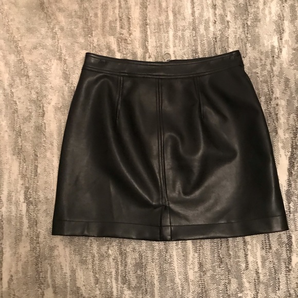 Wilfred faux leather mini skirt. Size 8. With front zipper detail - Picture 2 of 3